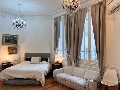 Spacious Palacio Vera Apt for 5 | Av de Mayo
