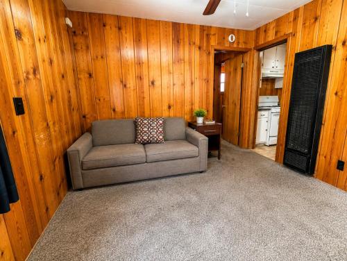 1 queen bed, 1 sofa bed