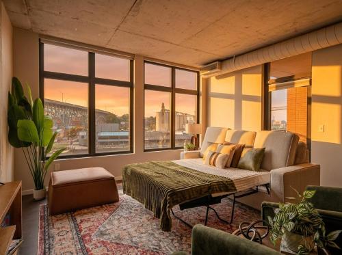 Riverfront DT Flats Balcony Dog Park Parking