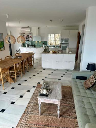 Luxury villa - short walk to beach and city