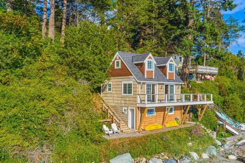 Oceanfront Studio w/ World-Class Views & Patio in Point Roberts