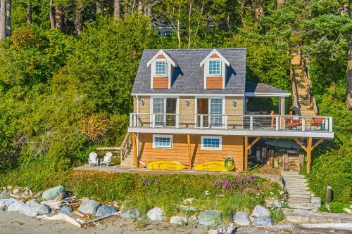 Oceanfront Studio w/ World-Class Views & Patio in Point Roberts