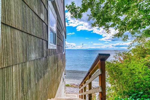 Oceanfront Studio w/ World-Class Views & Patio in Point Roberts