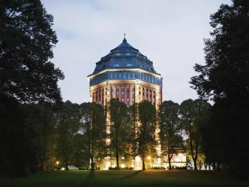 MÖVENPICK Hotel Hamburg City, historischer Wasserturm im Schanzenpark in Hamburg, Deutschland