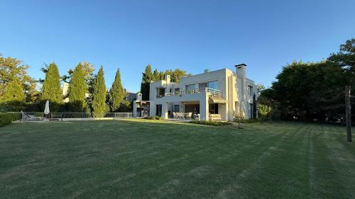 Ayres de Pilar house with a large park and mature trees.