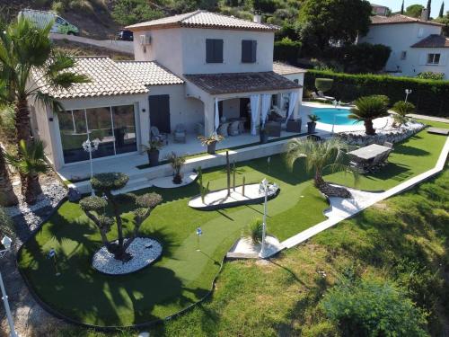 Villa avec piscine et mini-golf