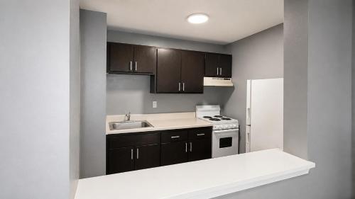 Cozinha, Crossland Economy Studios St. Louis – Airport Chapel in Hazelwood