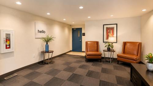 Instalações, Crossland Economy Studios St. Louis – Airport Chapel in Hazelwood