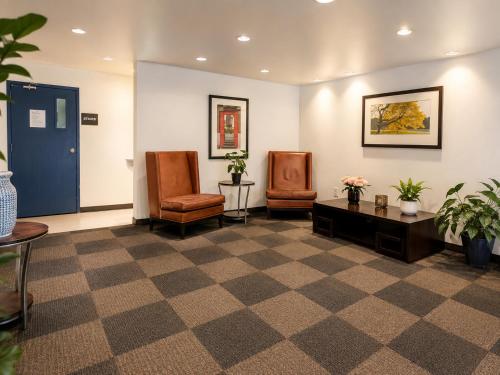Instalações, Crossland Economy Studios St. Louis – Airport Chapel in Hazelwood