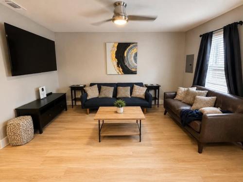 Stylish Home near Lackland & Downtown-Pet Friendly