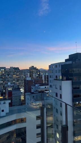 SUITE lujosa en Cielo - Balcón privado, Piscina semiolímpica, Hidromasaje ,Sauna, Gym, Juegos de mesa, Parqueadero