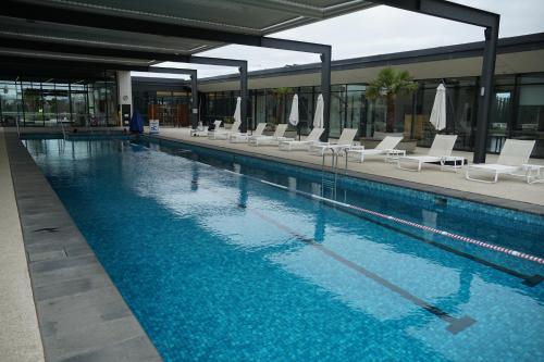 Luxury Spacious Family House with Free Gym, Heated Pool and Spa in Manor Lakes