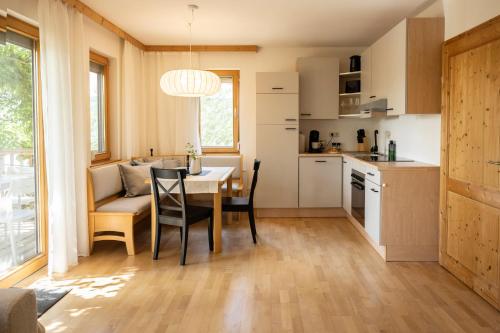 Instalaciones, Seehaus an Badesee und Stausee in Rauchwart