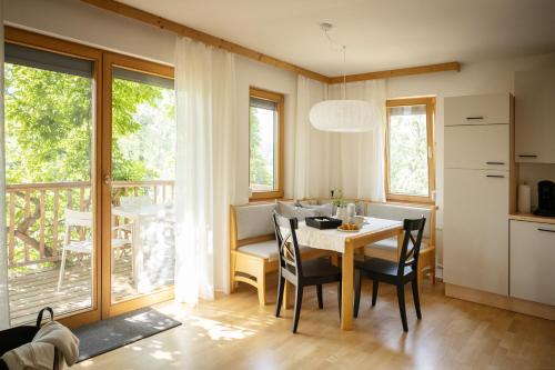Instalaciones, Seehaus an Badesee und Stausee in Rauchwart