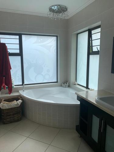 Bilik Mandi, Phosphorescence Guest House in Plettenberg Bay