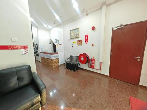 阿登斯飯店 - 切梅爾朗德薩花園 - 烏魯蒂拉姆 (The Ardens Hotel - Taman Desa Cemerlang, Ulu Tiram) near 普林通超級市場