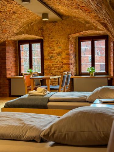 4 twin beds