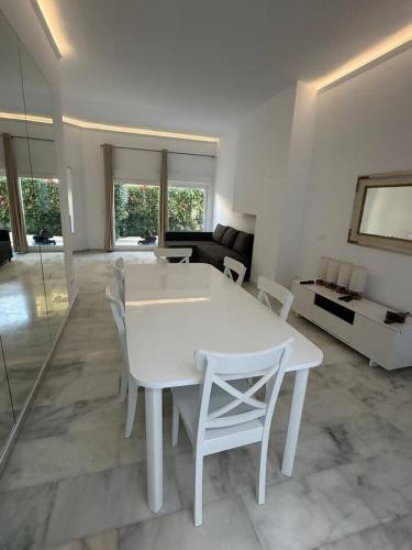 Villa en Marbella para 8 en 1ra linea de playa - image 2