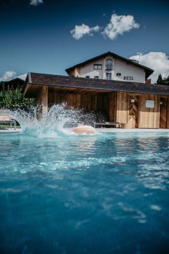 Resl Resort