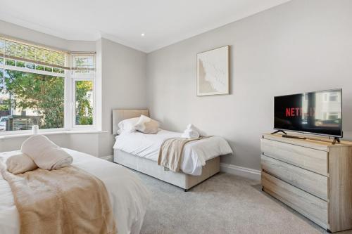 Luxury 4-Bed Contractor/Family House Sleeps 7 - image 5