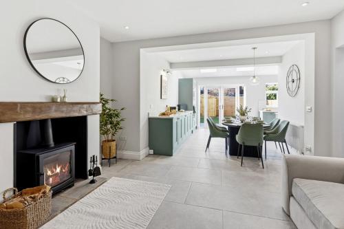 Luxury 4-Bed Contractor/Family House Sleeps 7 - image 4