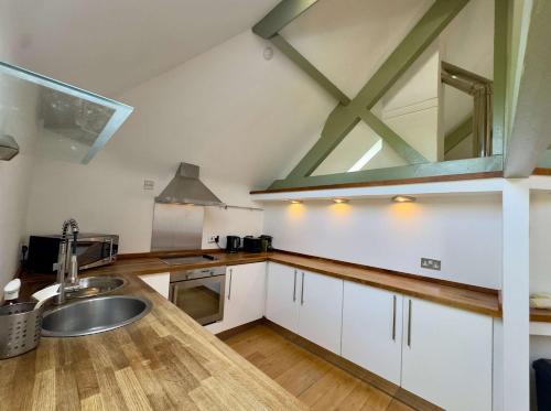 Luxury Hayloft Retreat Near Stratford-upon-Avon in Wootton Wawen
