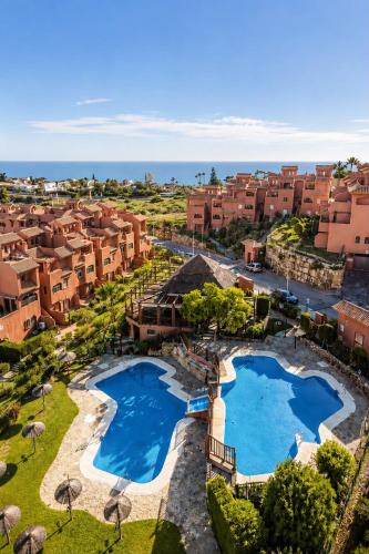 Estepona apartamento en planta baja con jardín privado y siete piscinas