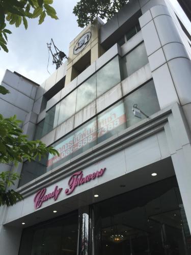 글루어 센트랄 프라투남 - 출입구