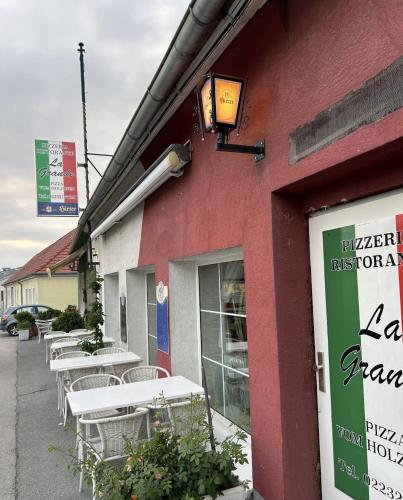 Restaurant, 2 BR Apartment Near Vienna Airport, Train to Vienna in Fischamend