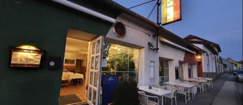 Restaurant, 2 BR Apartment Near Vienna Airport, Train to Vienna in Fischamend