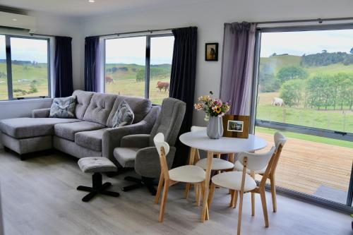 Modern Country Retreat - The Farmhouse 84 in Te Kopuru