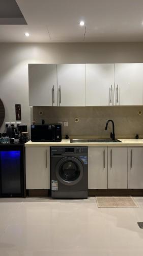 A classy suite with an elegant design and private parking - image 5