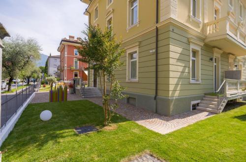 Jardín, lillil - Popping Holiday in Riva Del Garda City Center