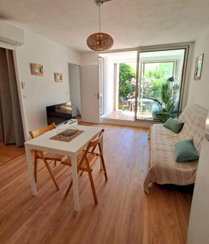 Appartement refait à neuf, climatisé, en rez-de-jardin, à 30 secondes de la plage