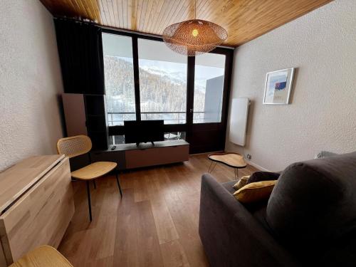 Vars les Claux Pelvoux II Studio dernier etage skis aux pieds