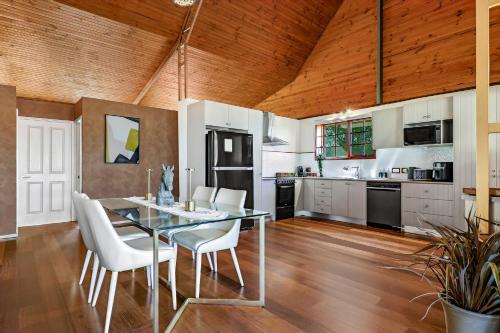 Kitchen, Private Barn House with Gazebo - Stunning Views in Agnes Banks