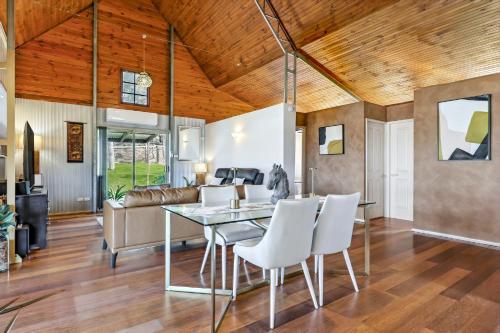 Bar/lounge, Private Barn House with Gazebo - Stunning Views in Agnes Banks