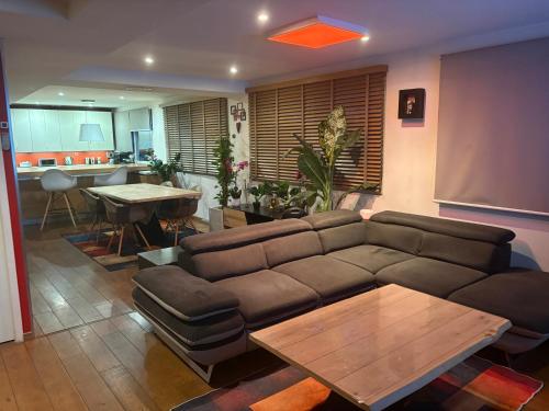 appartement moderne et spacieux, parking privé, climatisation, proche de la vieille ville et du Lac