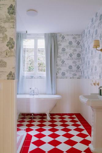 Ванна кімната, Theresa Suites in Жіверні