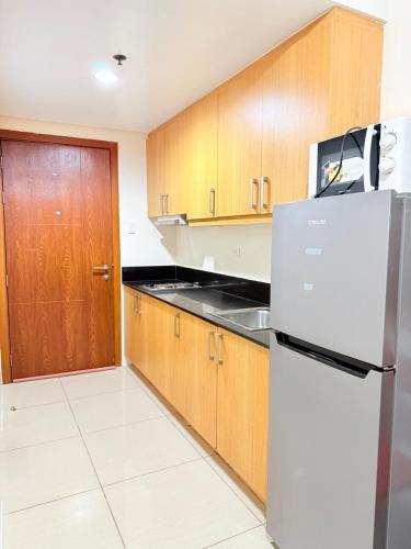 Kitchen, Shell Residences Twin Rooms by PauL near SM Mall of Asia