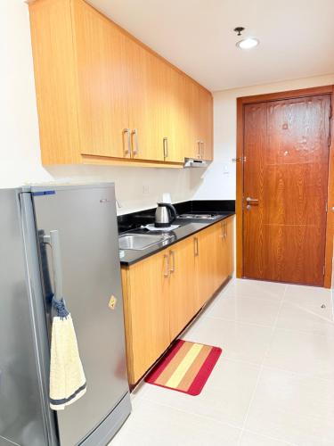 Kitchen, Shell Residences Twin Rooms by PauL near SM Mall of Asia