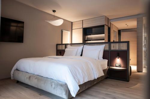 1 king bed, 1 sofa bed