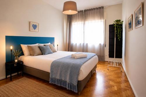 Downtown 3 Bedroom with Balcony - Quiet Street - Family Friendly - Groups, Porto