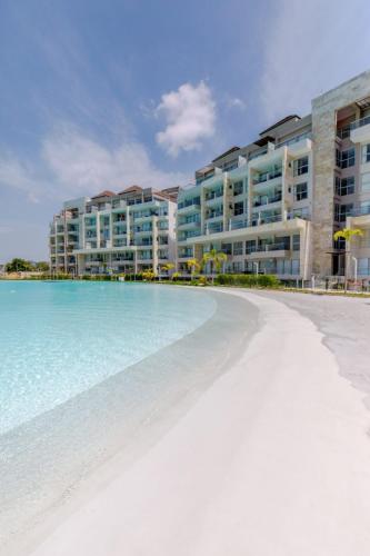 Laguna, piscina y playa en Baía Kristal Cartagena