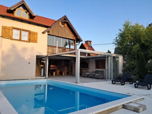 外部景觀, Peaceful Countryside Retreat with Pool & Jacuzzi by Destination GREEN Croatia in 薩格勒布