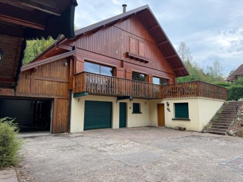 Chalet GERARDMER vue lac 5 min à pied du centre ville jacuzzi jardin