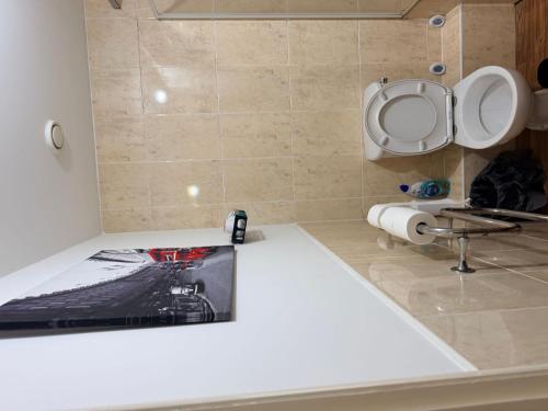 Stylish City-Centre Apartment Your Perfect Birmingham Base - image 5