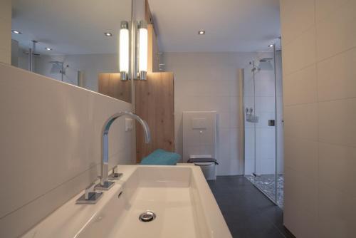 2 bedrooms, 5 beds