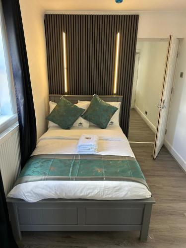 Gillingham Five bedroom house with garden and free parking
