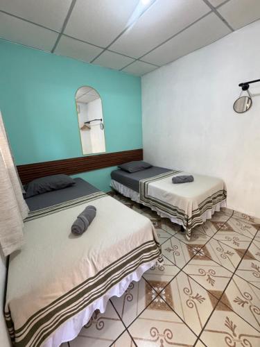 2 twin beds